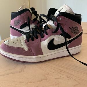 Nike Air Jordan 1 Mid SE Light Mulberry White Black Womens 8W